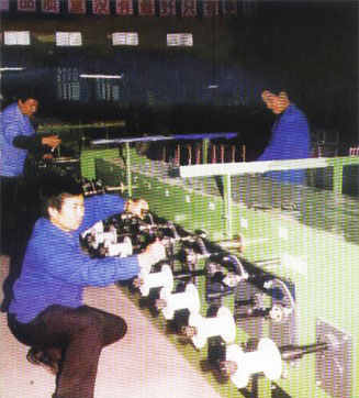 员工精心操作